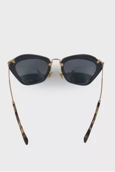 Sunglasses with golden lenses