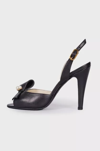 Leather sandals with bow
