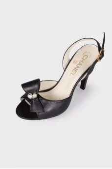 Leather sandals with bow