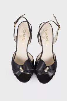 Leather sandals with bow