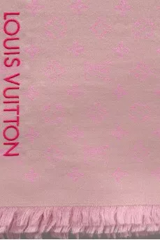 Розовый шарф в принт
