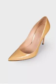 Beige leather pumps