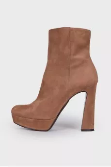 Square toecap suede ankle boots