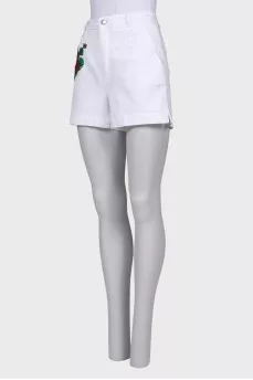 White shorts with embroidery