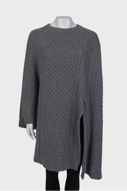 Knitted sweater with slits and asymmetry