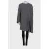 Knitted sweater with slits and asymmetry