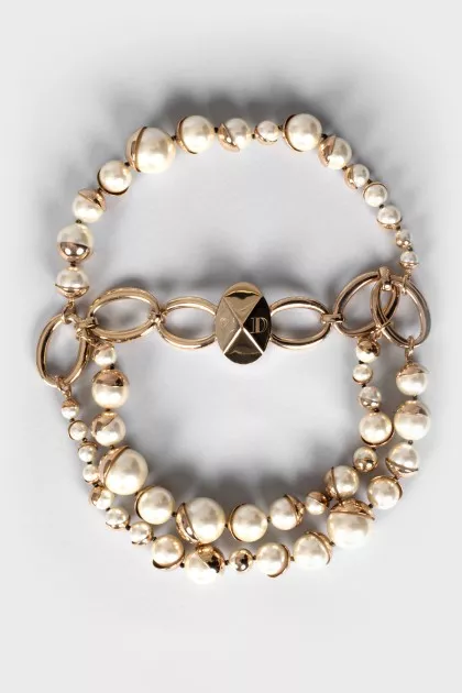 Necklace with pearls