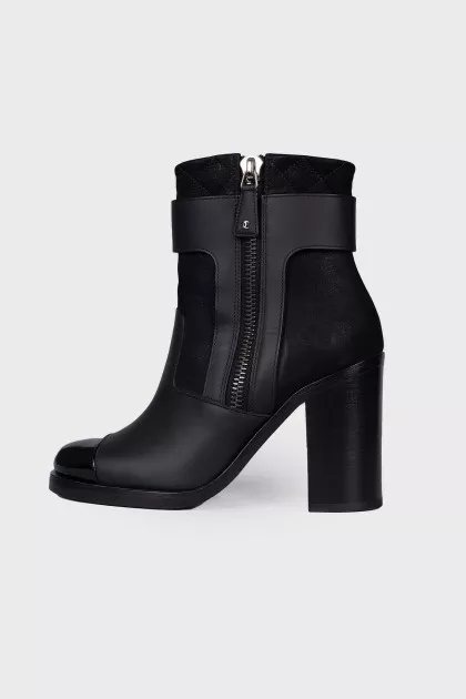 Ankle boots with double zipper
