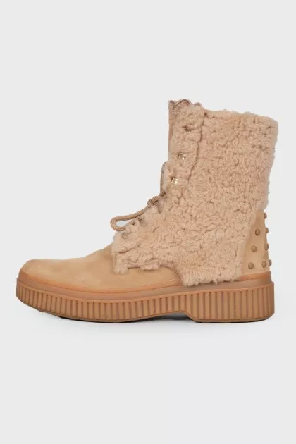 Suede boots with fur inserts
