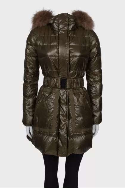 Long down jacket under the belt with a hood with a tag