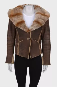 Brown sheepskin coat with a fur collar