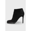 Round toecap suede ankle boots