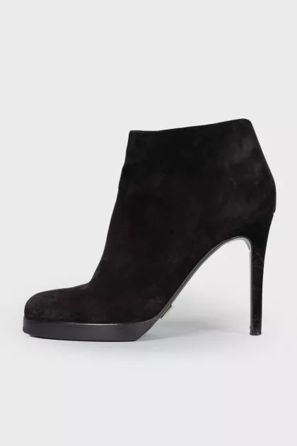 Round toecap suede ankle boots