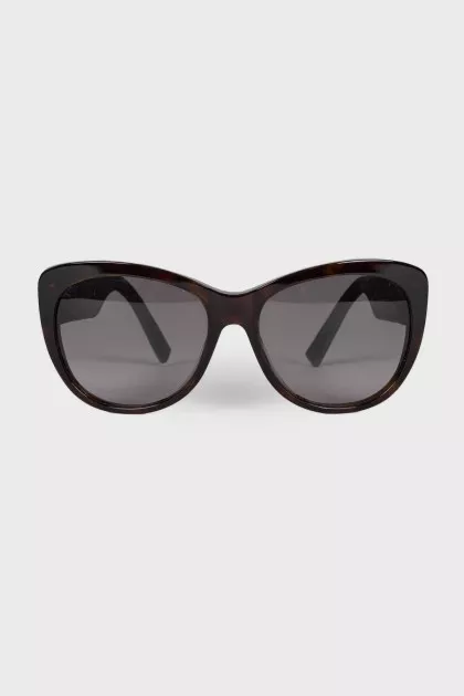 Sunglasses with rhinestone temples