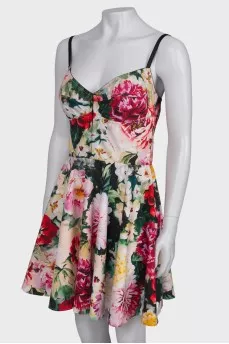 Close-fitting in the waist dress