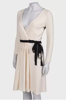 Dress with an openwork insert on the back