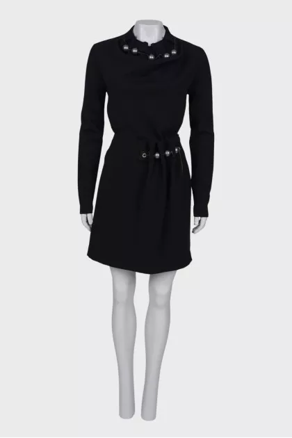 Suit with a skirt and beads