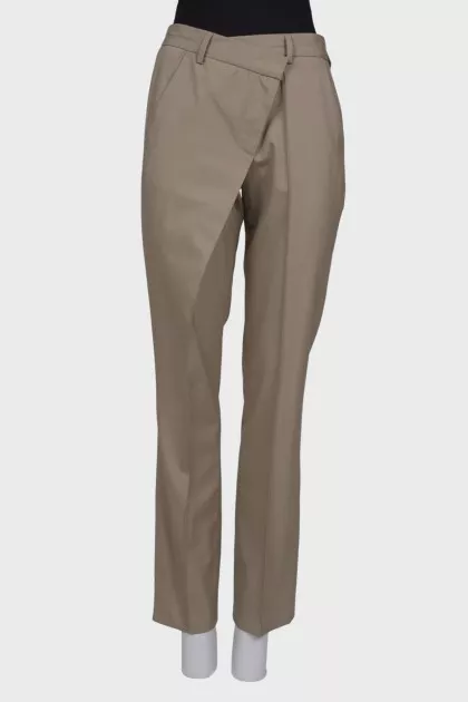 Pants with asymmetric closure