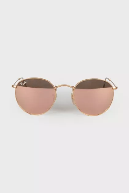 Sunglasses with mirrored lenses