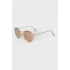 Sunglasses with mirrored lenses