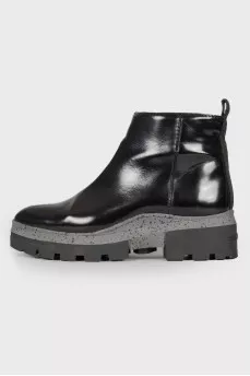 Patent black boots with a zipper