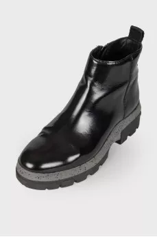 Patent black boots with a zipper
