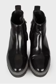Patent black boots with a zipper