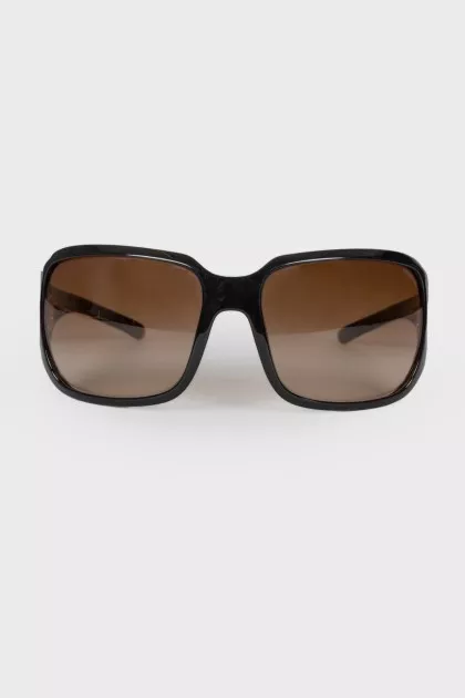Sunglasses with brand logo
