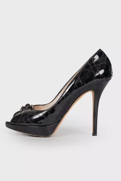 Open toecap patent leather shoes