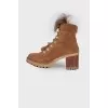 Suede boots with fur