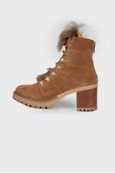 Suede boots with fur