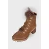 Suede boots with fur
