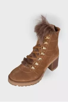 Suede boots with fur
