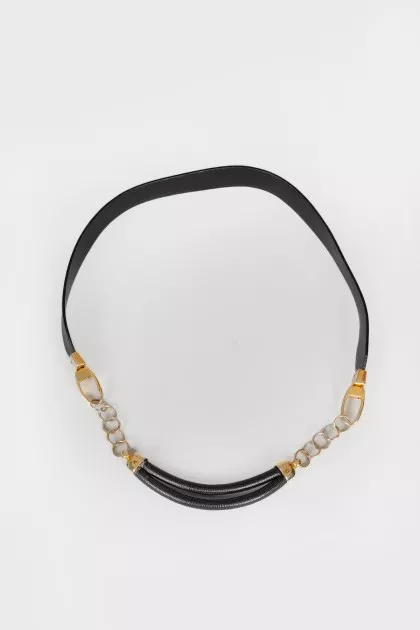 Strap with a chain on a carabiner 