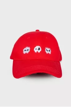 Red cap with embroidery, with a tag