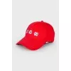 Red cap with embroidery, with a tag