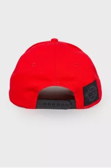 Red cap with embroidery, with a tag