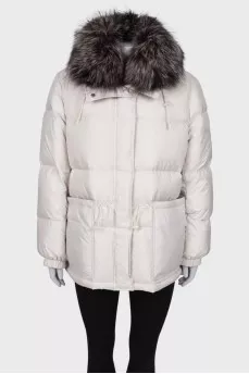 Cropped white down jacket, with a tag