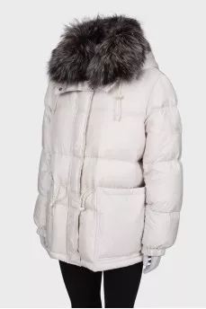 Cropped white down jacket, with a tag