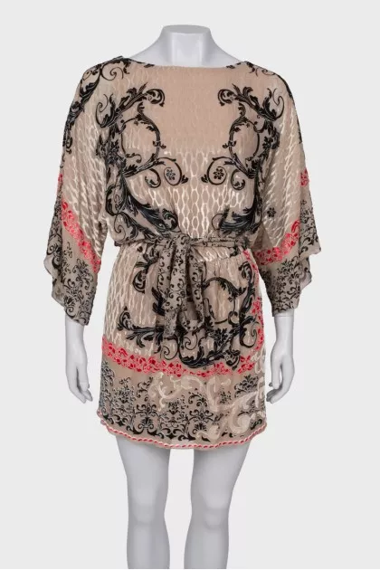 Dress with a textured pattern at the waist