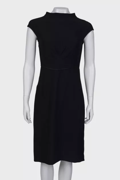 Black dress close-fitting in the waist