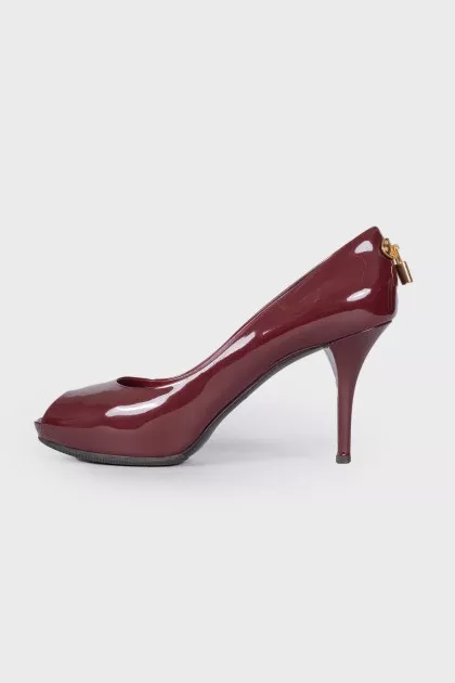 Lacquer burgundy shoes with a lock