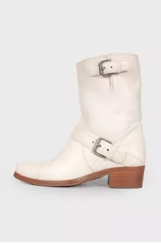 White boots with medium heels