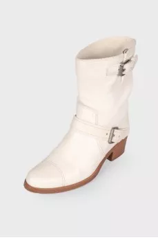 White boots with medium heels