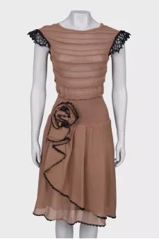 Fitted dress with frill