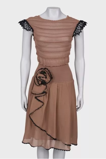 Fitted dress with frill
