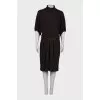 Dress with a high collar, on the belt