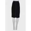 Skirt with a pattern on the front, with a tag