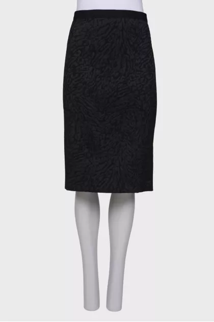 Skirt with a pattern on the front, with a tag