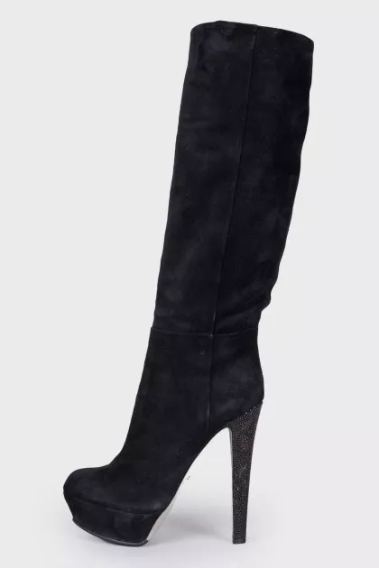 Suede boots with textured heel